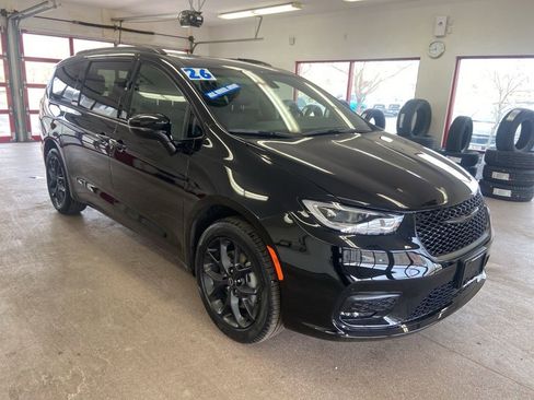 New 2026 Chrysler Pacifica Select w/ S Appearance Package AWD/4WD image 1