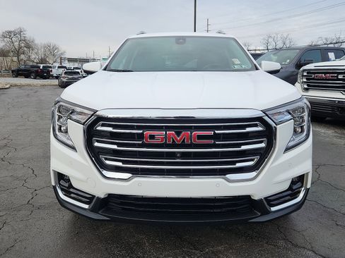 Used 2024 GMC Terrain SLT w/ Infotainment Package II image 2