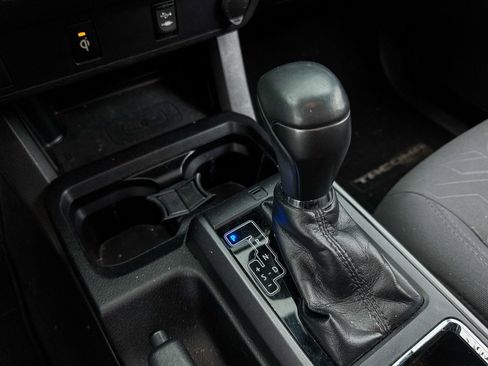 Used 2017 Toyota Tacoma TRD Sport image 28