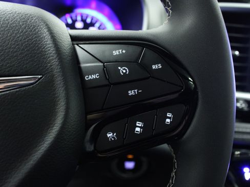 Used 2025 Chrysler Pacifica Limited image 22