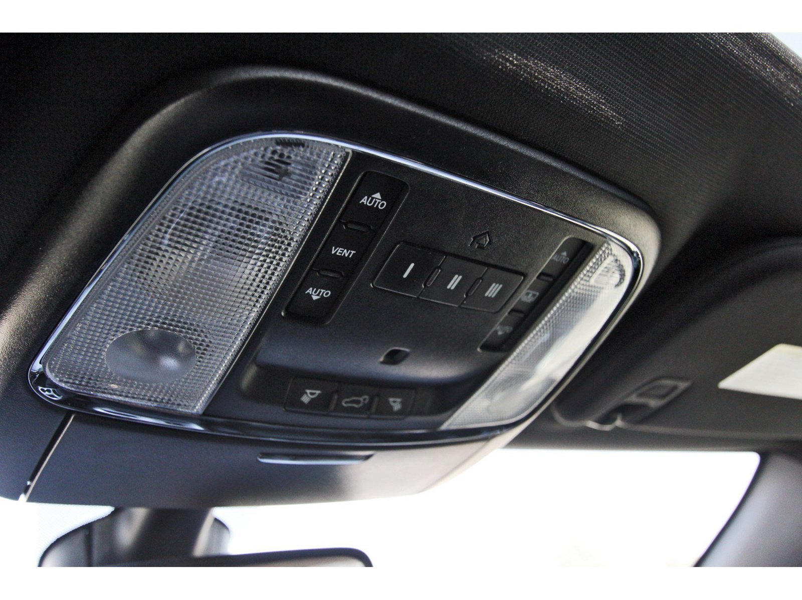 Used 2019 Jeep Grand Cherokee Overland RWD image 25