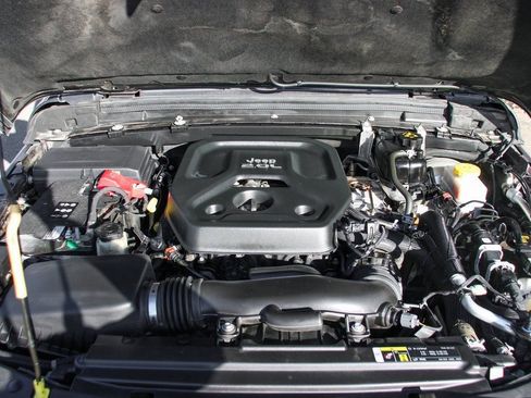 Used 2020 Jeep Wrangler Unlimited Sahara image 11