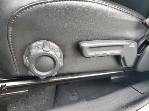 Used 2018 Jeep Wrangler Unlimited Sahara image 16