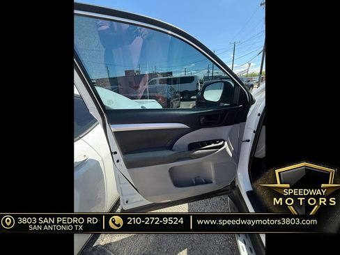 Used 2019 Toyota Highlander LE FWD image 7
