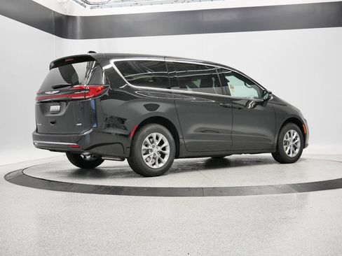 New 2026 Chrysler Pacifica Select AWD/4WD image 45