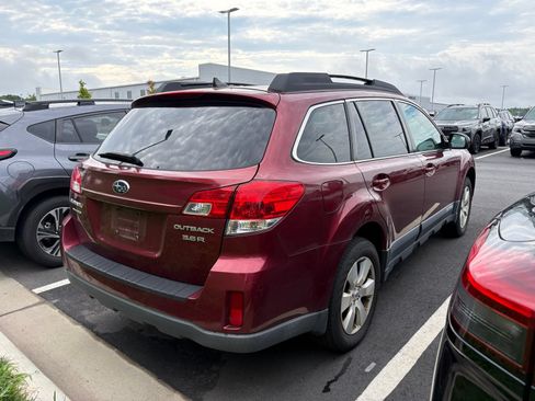 Used 2011 Subaru Outback 3.6R Limited w/ PWR Moonroof Pkg AWD/4WD image 6