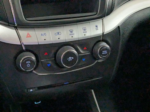 Used 2019 Dodge Journey SE w/ Connectivity Group FWD image 17