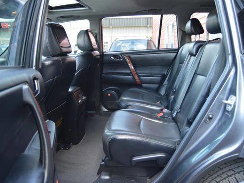 Used 2012 Toyota Highlander Limited w/ Tow Pkg AWD/4WD image 12