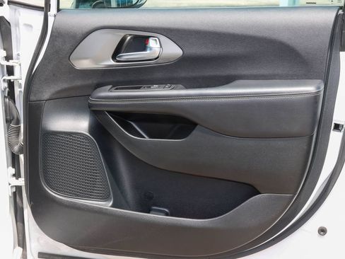 Used 2025 Chrysler Pacifica Select FWD image 15