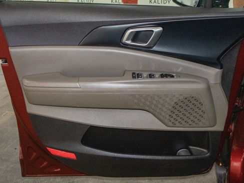 Used 2025 Kia Carnival LXS image 11