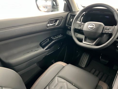 New 2026 Nissan Pathfinder Platinum image 11