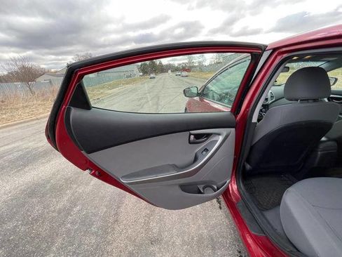 Used 2014 Hyundai Elantra SE image 25