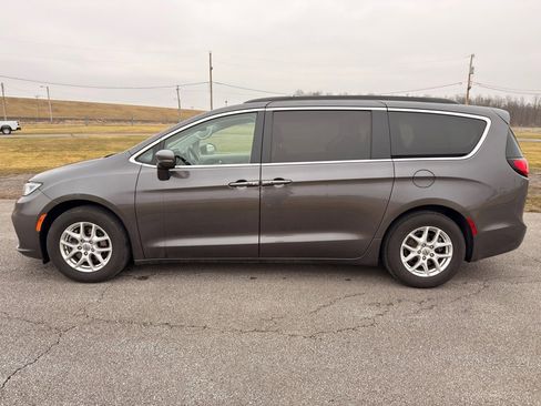 Used 2022 Chrysler Pacifica Touring-L image 12