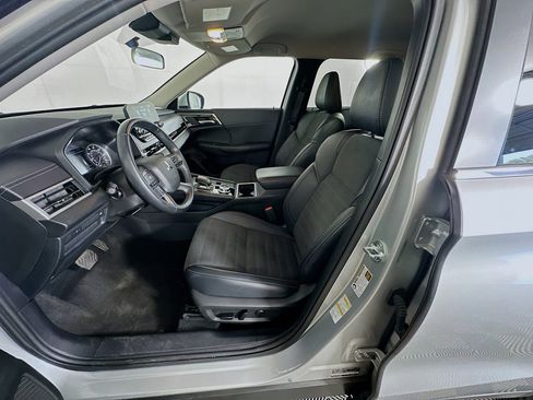 Used 2024 Mitsubishi Outlander SE image 13