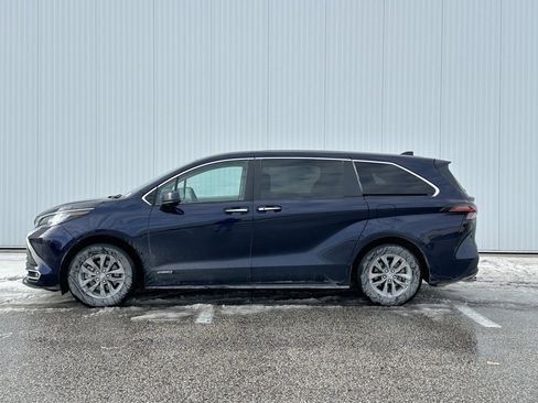 Used 2021 Toyota Sienna XLE image 2