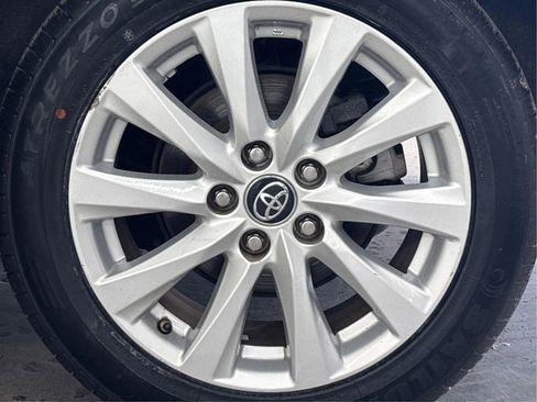 Used 2018 Toyota Camry LE FWD image 31