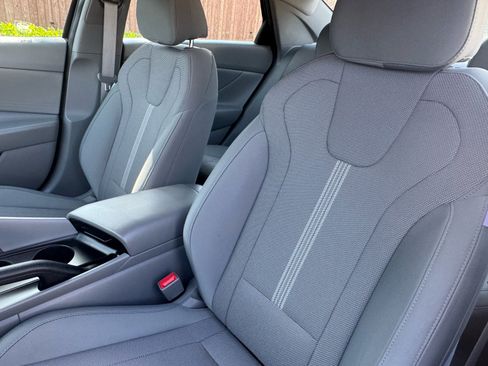 Used 2021 Hyundai Elantra SE FWD image 21
