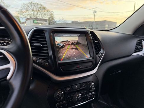 Used 2018 Jeep Cherokee Latitude Plus w/ Cold Weather Group AWD/4WD image 23