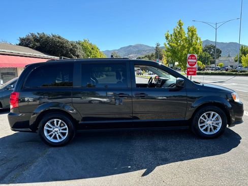 Used 2016 Dodge Grand Caravan SXT image 3