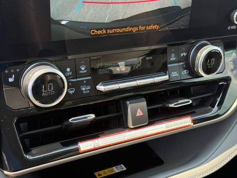 Used 2025 Toyota Highlander XLE AWD/4WD image 25