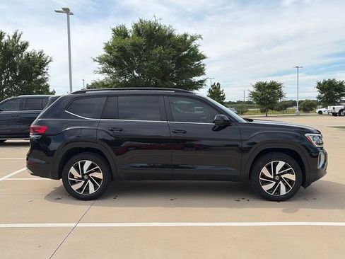 Used 2024 Volkswagen Atlas SE w/ Panoramic Sunroof Package FWD image 10