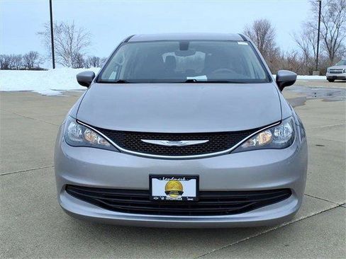 Used 2017 Chrysler Pacifica Touring image 7