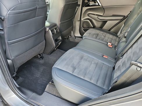 Used 2023 Mitsubishi Outlander SE AWD/4WD image 27