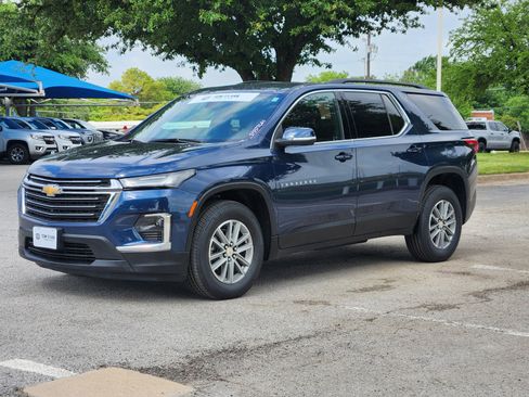 Used 2023 Chevrolet Traverse LT FWD image 2