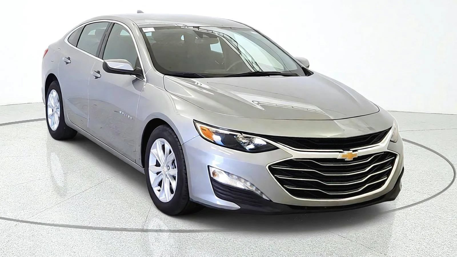 Used 2025 Chevrolet Malibu LT FWD image 2