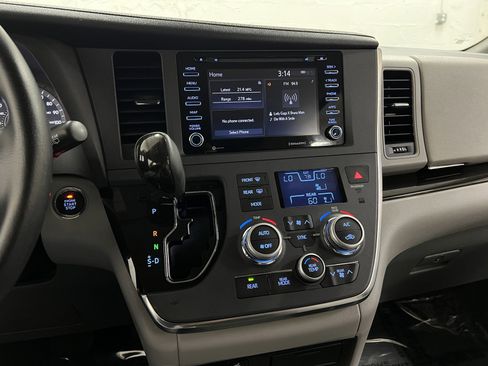 Used 2019 Toyota Sienna XLE image 22