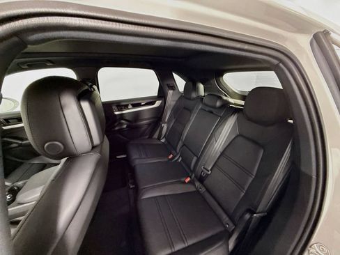 Certified 2025 Porsche Cayenne AWD/4WD image 24