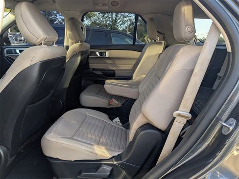 Used 2020 Ford Explorer XLT image 2