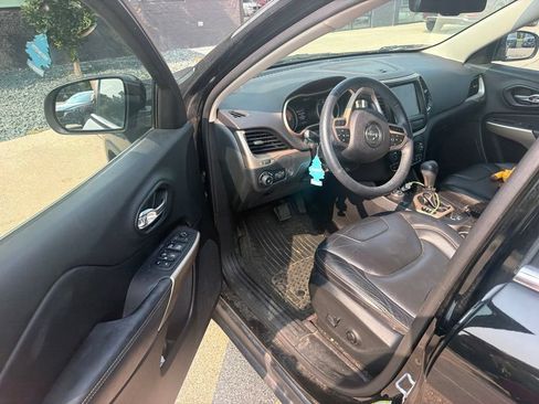 Used 2018 Jeep Cherokee Limited AWD/4WD image 2