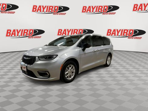 Used 2024 Chrysler Pacifica Touring-L FWD image 5