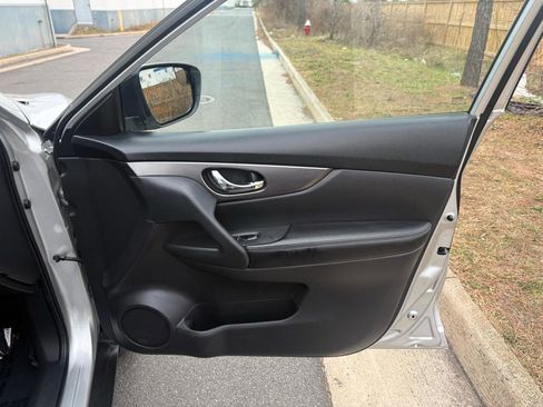 Used 2016 Nissan Rogue SV image 21