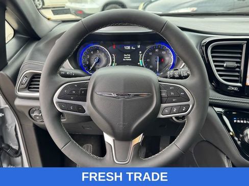 Used 2026 Chrysler Pacifica Limited image 24