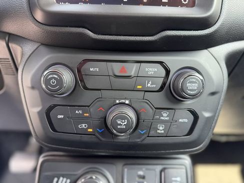 Used 2023 Jeep Renegade Latitude AWD/4WD image 19