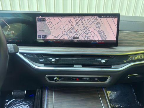 Used 2023 BMW X7 xDrive40i w/ M Sport Package AWD/4WD image 25