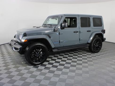 Used 2025 Jeep Wrangler Unlimited Sahara AWD/4WD image 2