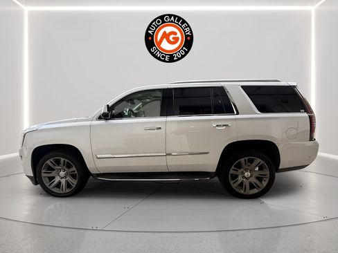 Used 2017 Cadillac Escalade Luxury AWD/4WD image 4