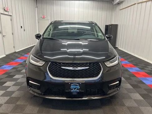 Used 2023 Chrysler Pacifica Touring-L image 7