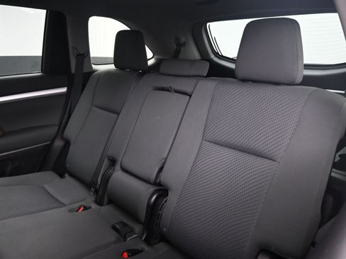 Used 2015 Toyota Highlander LE image 18