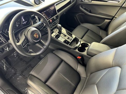 Certified 2025 Porsche Macan AWD/4WD image 4