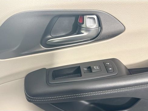 Used 2023 Chrysler Pacifica Touring-L FWD image 40