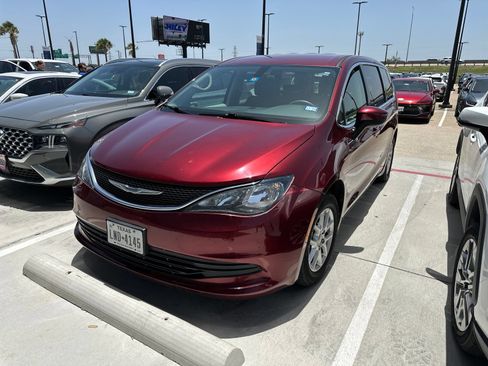 Used 2018 Chrysler Pacifica LX FWD image 2