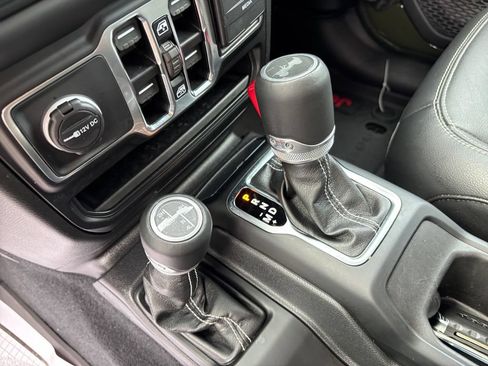 Used 2023 Jeep Wrangler Unlimited Sahara AWD/4WD image 28