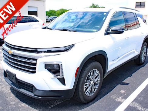 Used 2025 Chevrolet Traverse LT FWD image 1