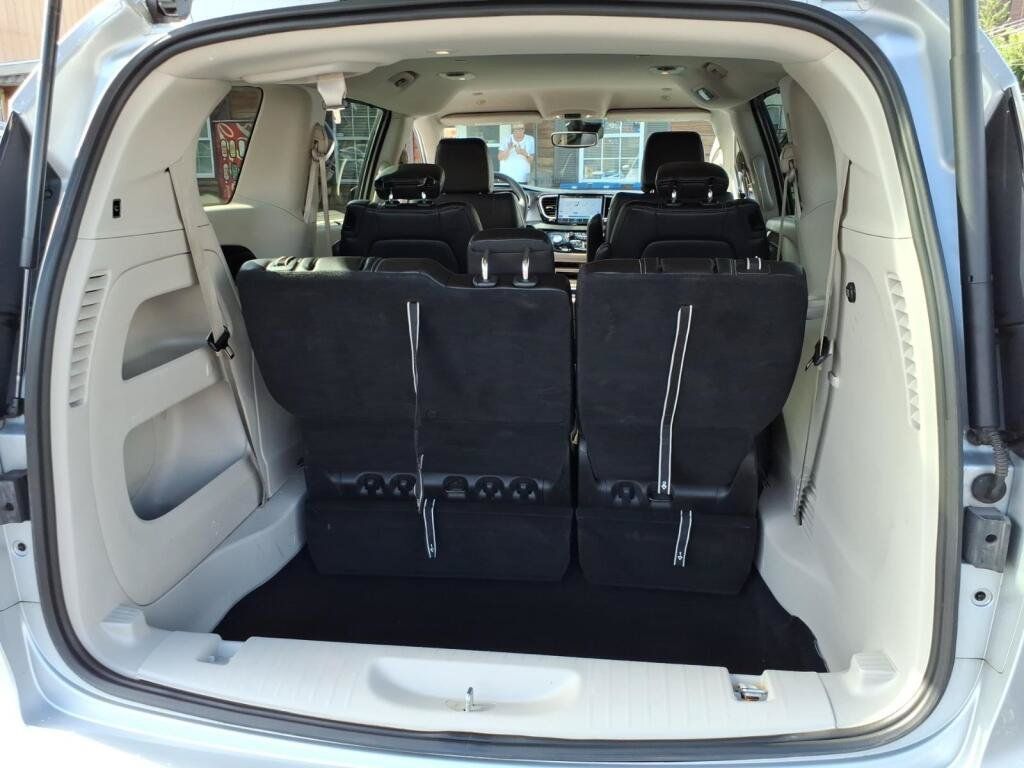 Used 2023 Chrysler Pacifica Touring-L FWD image 13