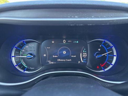 Used 2024 Chrysler Pacifica Limited FWD image 19