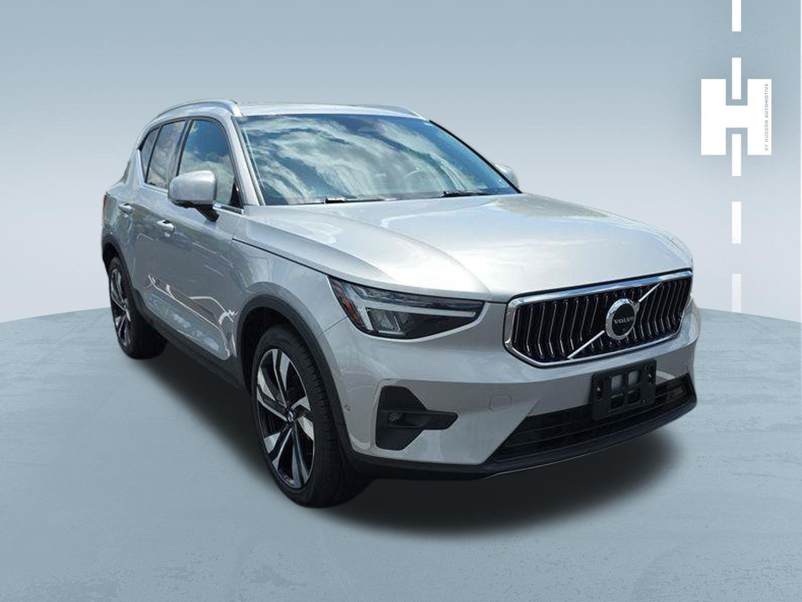 Used 2023 Volvo XC40 B5 Plus w/ Driver Assist Package AWD/4WD image 1